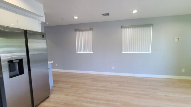 Building Photo - 84(142-144 1/2)