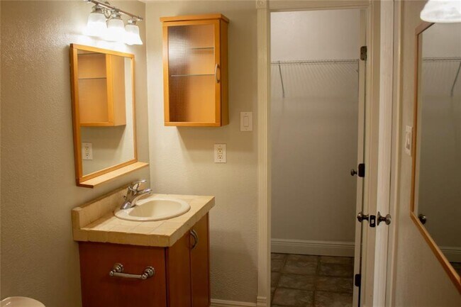 Building Photo - 10855 Meadowglen Ln