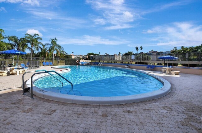 Building Photo - 7300 Lake Cir Dr