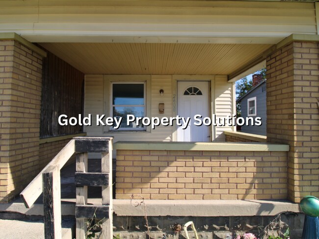 Building Photo - COMING SOON! Cute 1 BR Duplex with Dining ...