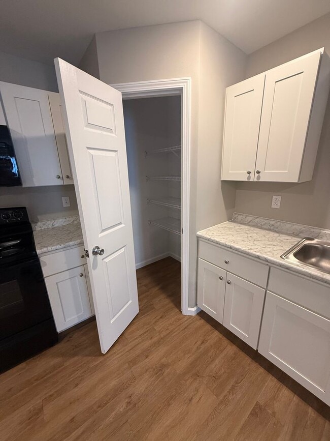 Building Photo - 2 Bedroom 1.5 Bathroom Townhouse in Jackson, MO