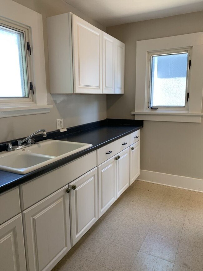 Building Photo - STUDENTS WELCOME! Adorable Single-Family Home in Historic Old Town