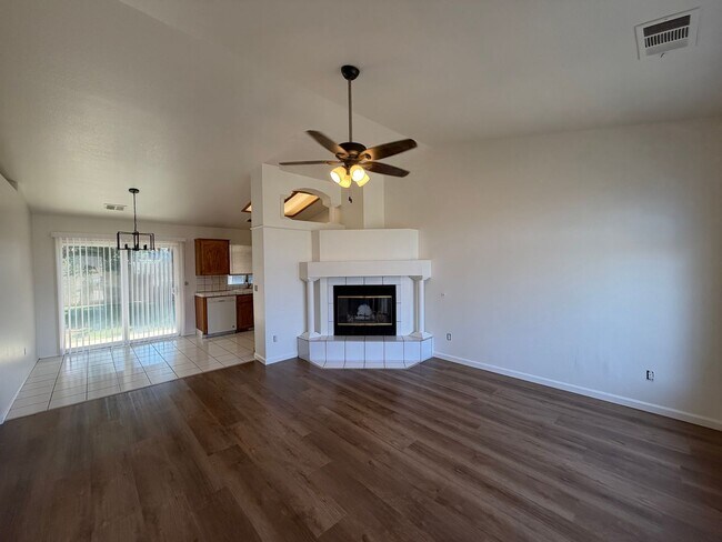 Building Photo - Riverlakes Community 4 Bedroom!