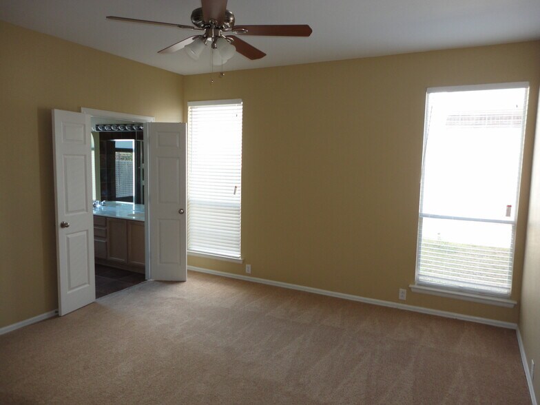 Building Photo - 2525 Carolina Dr