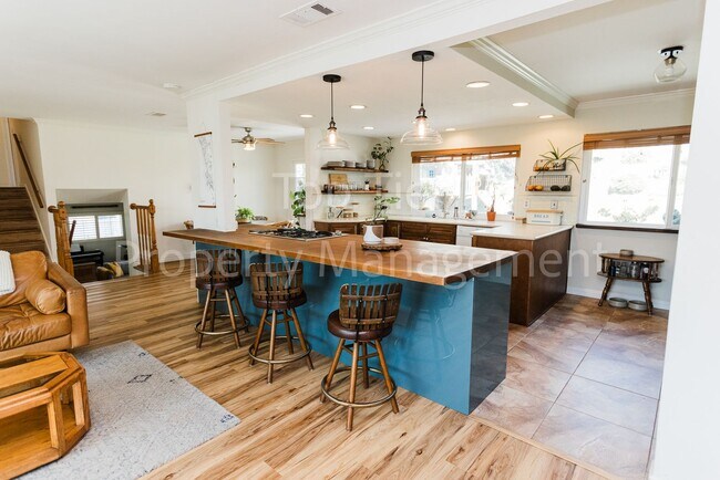 Building Photo - Beautifully Upgraded 3 Bed / 2 Bath Home –...