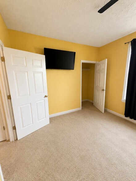 Building Photo - 3930 Bardstown Ct