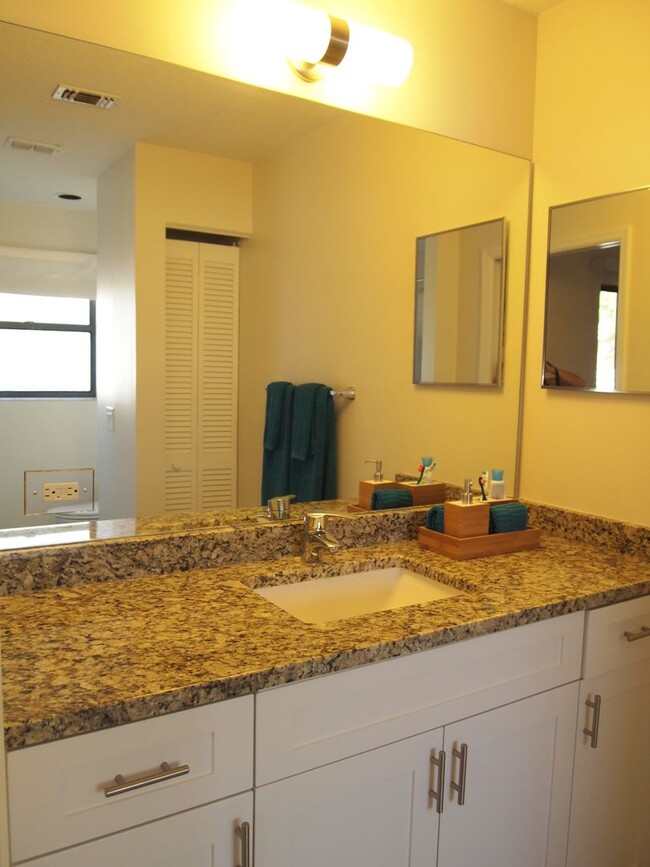 Building Photo - ** EMERALD WOODS ** 2-BED\2-BATH FIRST FLO...