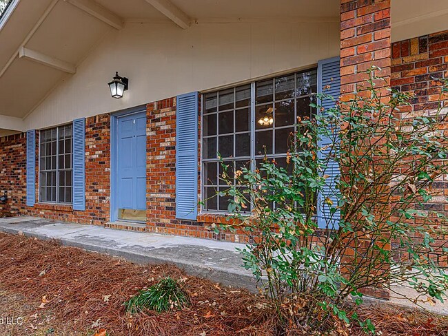 Building Photo - 400 Oakhill Cir