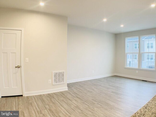 Building Photo - 11380 Willow Green Cir