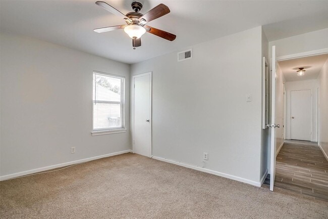 Building Photo - Amazing Home in Western Hills- 3 bed, 1.5 ...