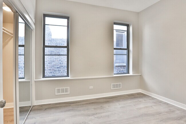 Building Photo - 1542 N Oakley Blvd