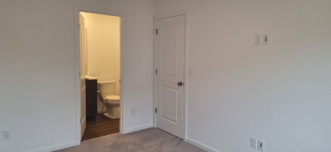 Building Photo - 3 Bedroom 2 Bathroom New build House