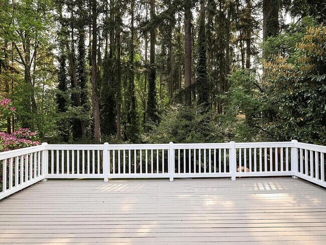 Building Photo - Remodeled Bellevue Home