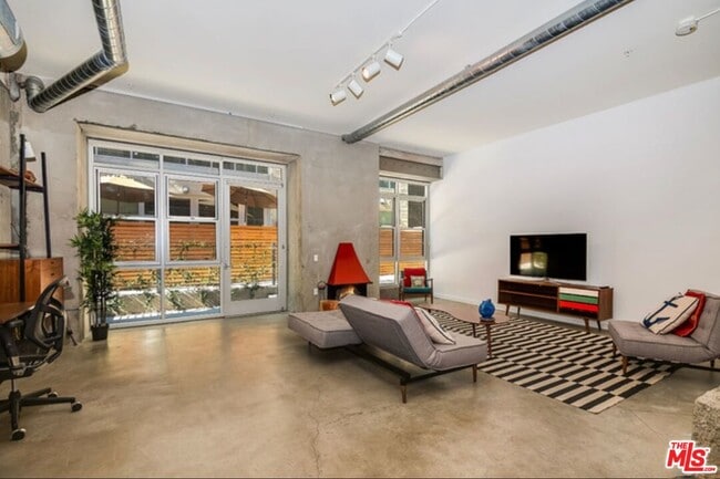 Primary Photo - 527 Molino St