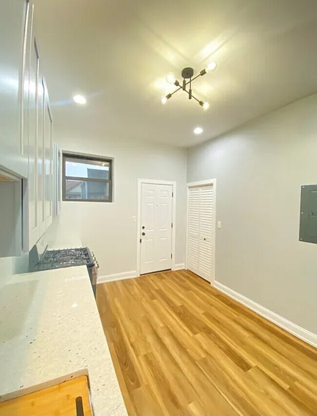Building Photo - 1305 E 69th St