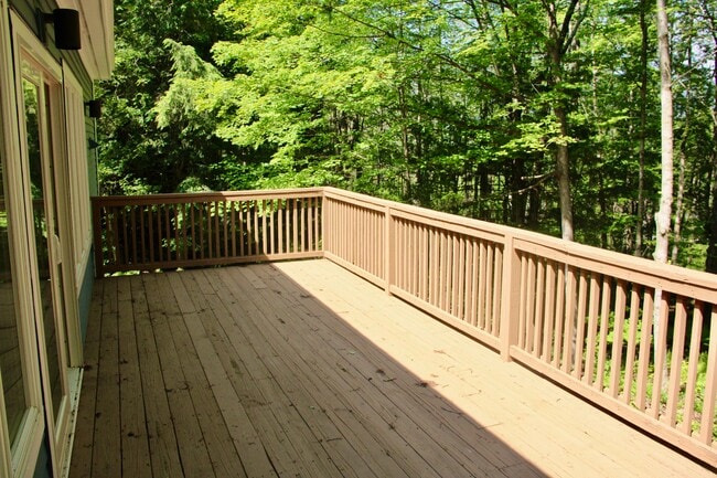 Building Photo - 202 N Ridge Run