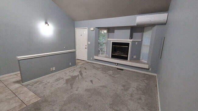 Building Photo - Large 3 Bedroom Corner Unit in The Heart o...