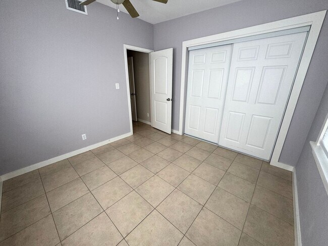 Building Photo - Modern 3 bed / 2 bath Apartment for Rent -...