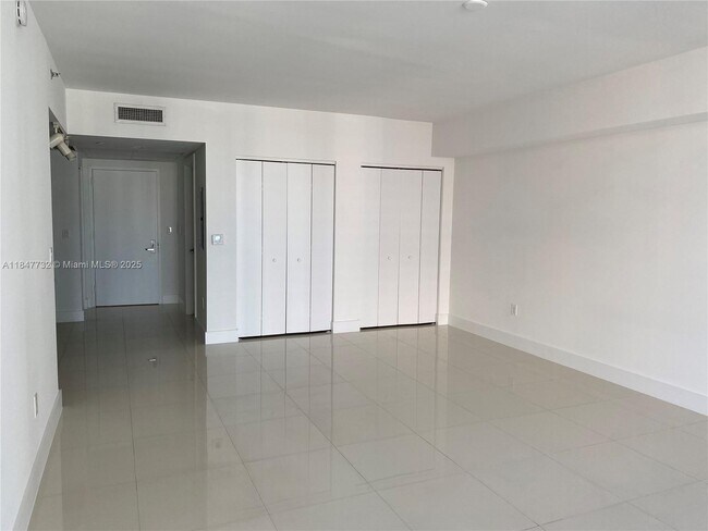 Building Photo - 475 Brickell Ave