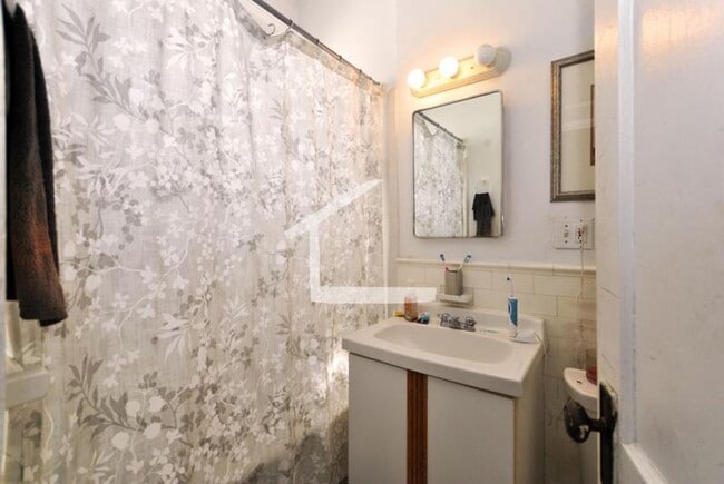 Building Photo - 2 Bed in Brighton for September 1st - NO BROKER FEE