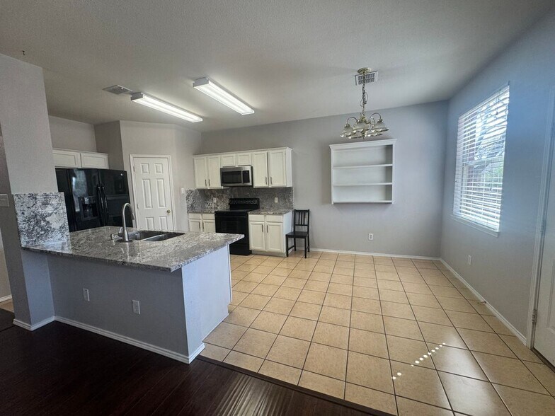 Building Photo - 1705 River Oaks Dr