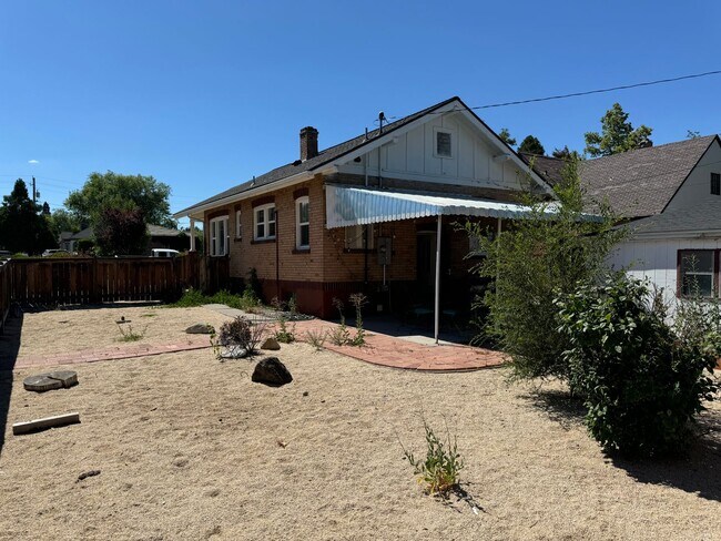 Building Photo - Charming South West Home!