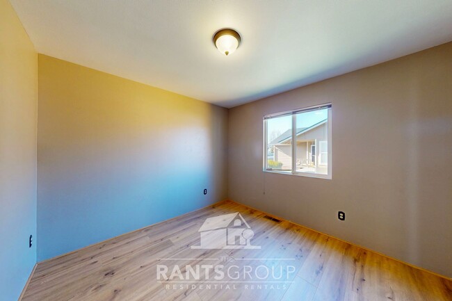 Building Photo - Easy commute to JBLM! Close to Shopping & ...