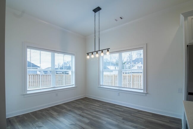 Building Photo - 83 Ivy Lp