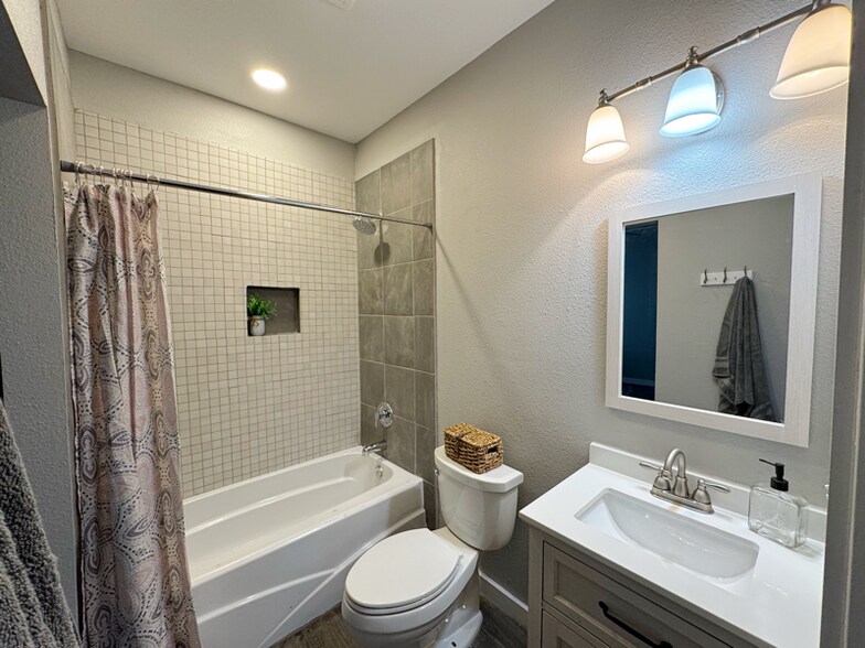 Building Photo - 142 Avant