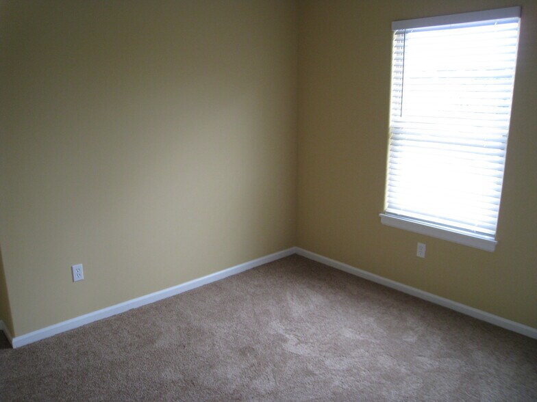 Building Photo - 613 S Meadowbrook St