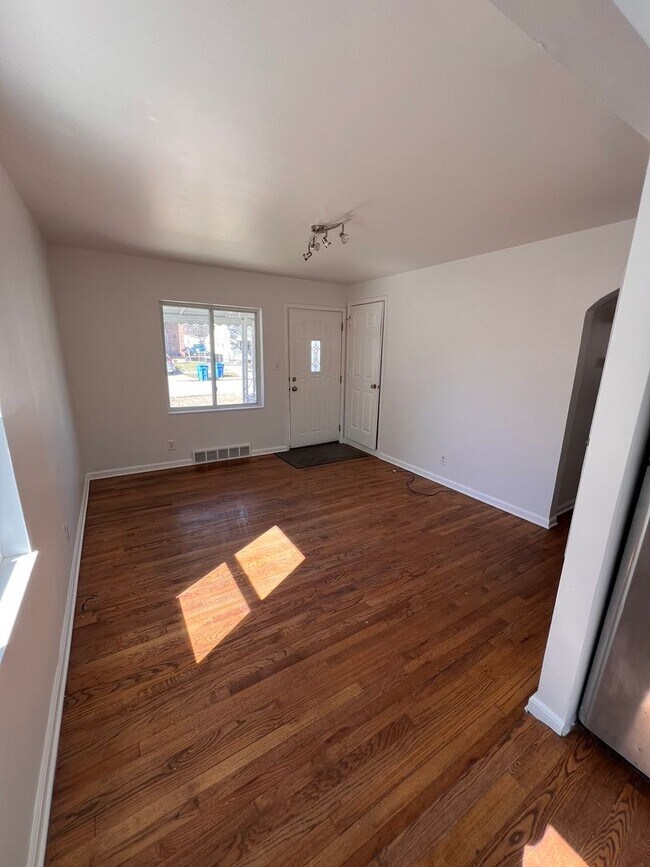 Building Photo - Fully Remodeled 3-Bedroom Home in Dearborn Heights — Great Location, Ready for You