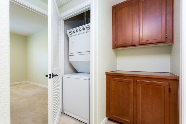 Building Photo - Lovely single-story condo in the community of Rancho Mission Trails!