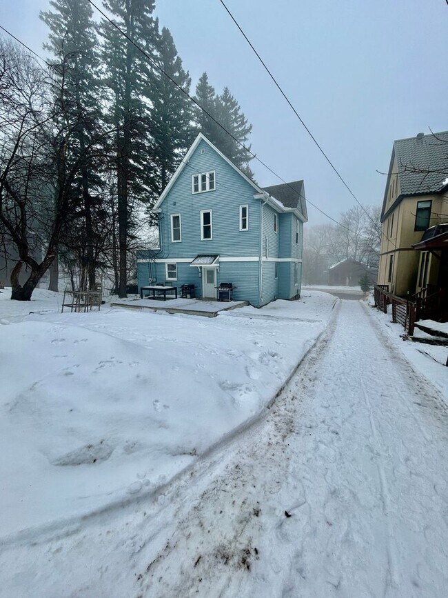 Building Photo - 2115 E 1st St