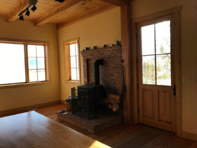 Building Photo - Mountain-View Country Living Near the Teton River