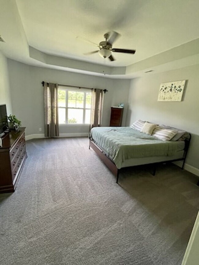 Building Photo - Welcome to this charming 3-bedroom, 2-bath...