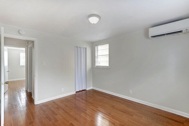 Building Photo - One block from Historic District - Renovated Two Bedroom