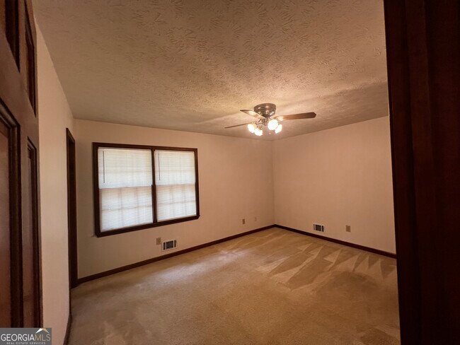 Building Photo - 380 Hidden Valley Dr SE
