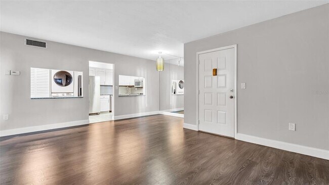 Building Photo - 2568 Pine Ridge Way S