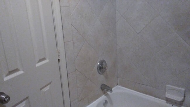 Building Photo - Spacious 3 Bedroom Townhome