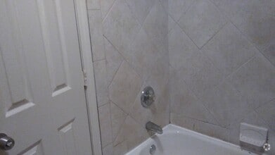 Building Photo - Spacious 3 Bedroom Townhome