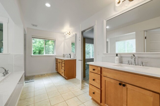 Building Photo - 5bd/3.5ba Bellevue Hoome