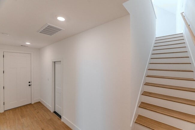 Building Photo - 7605 Victory Dr