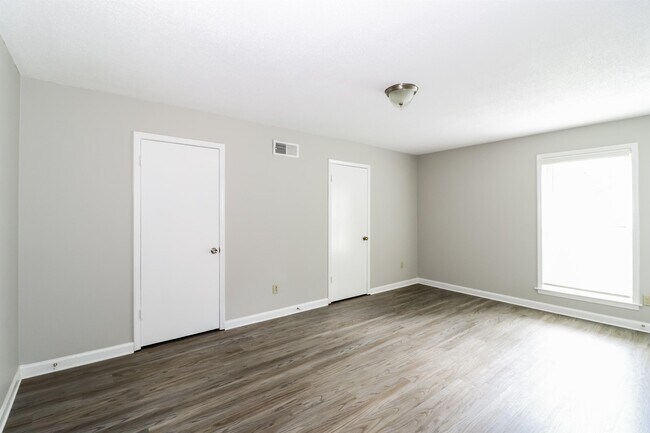 Building Photo - 5352 Patrick Henry Dr