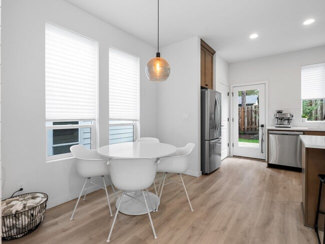 Building Photo - Light-Filled w/ Modern Finishes - 3?Bed / ...