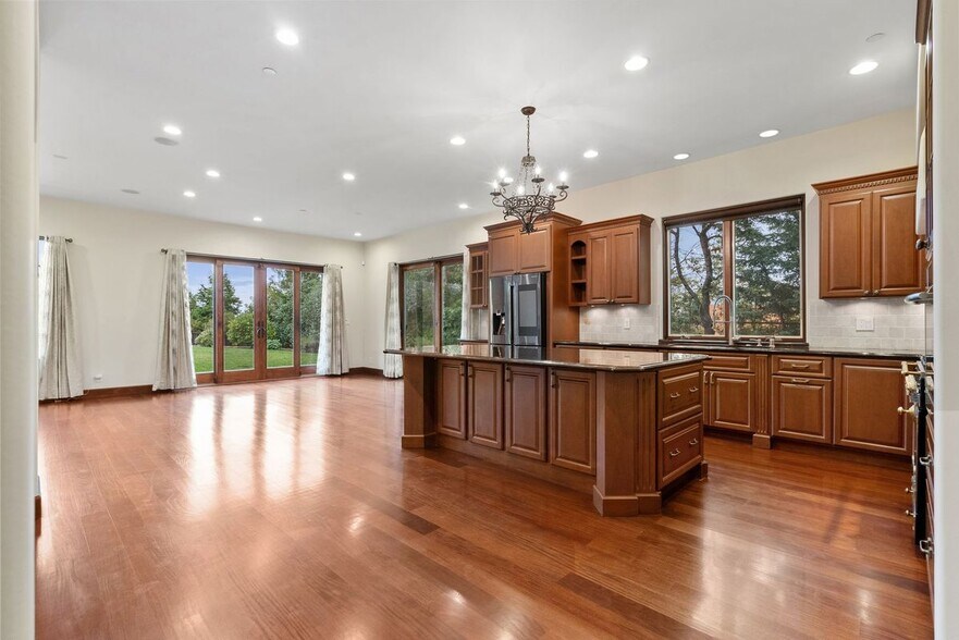 Building Photo - 512 Lakeview Way