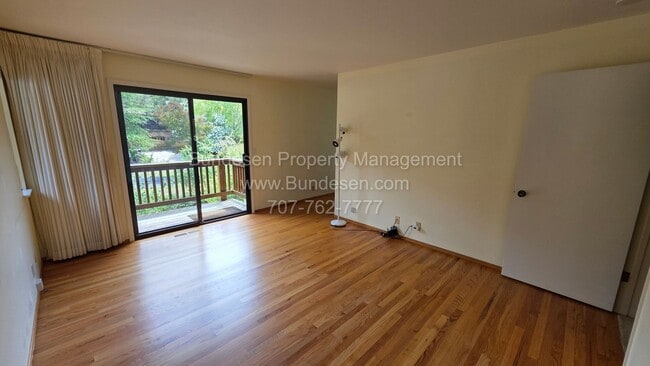 Building Photo - 5 Oak Forest Rd