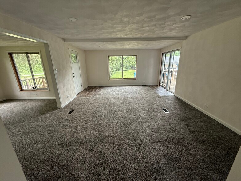 Building Photo - 16664 J Dr S