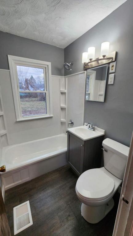 Building Photo - 1433 E 35th Ct