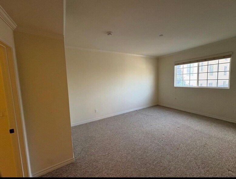 Building Photo - 4523 Woodman Ave