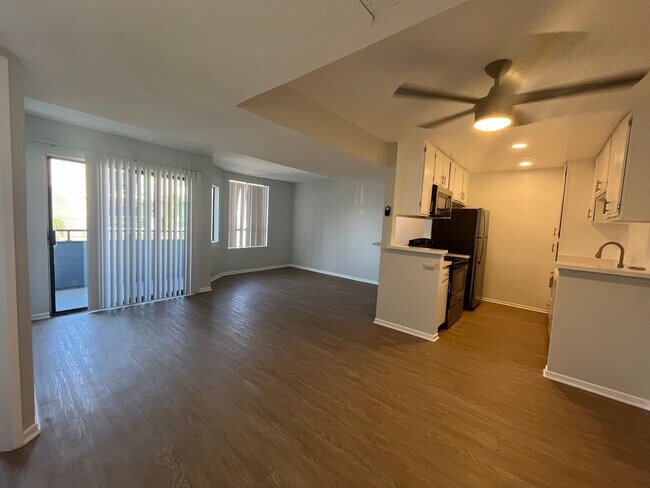 Interior Photo - 6310 Sylmar Ave